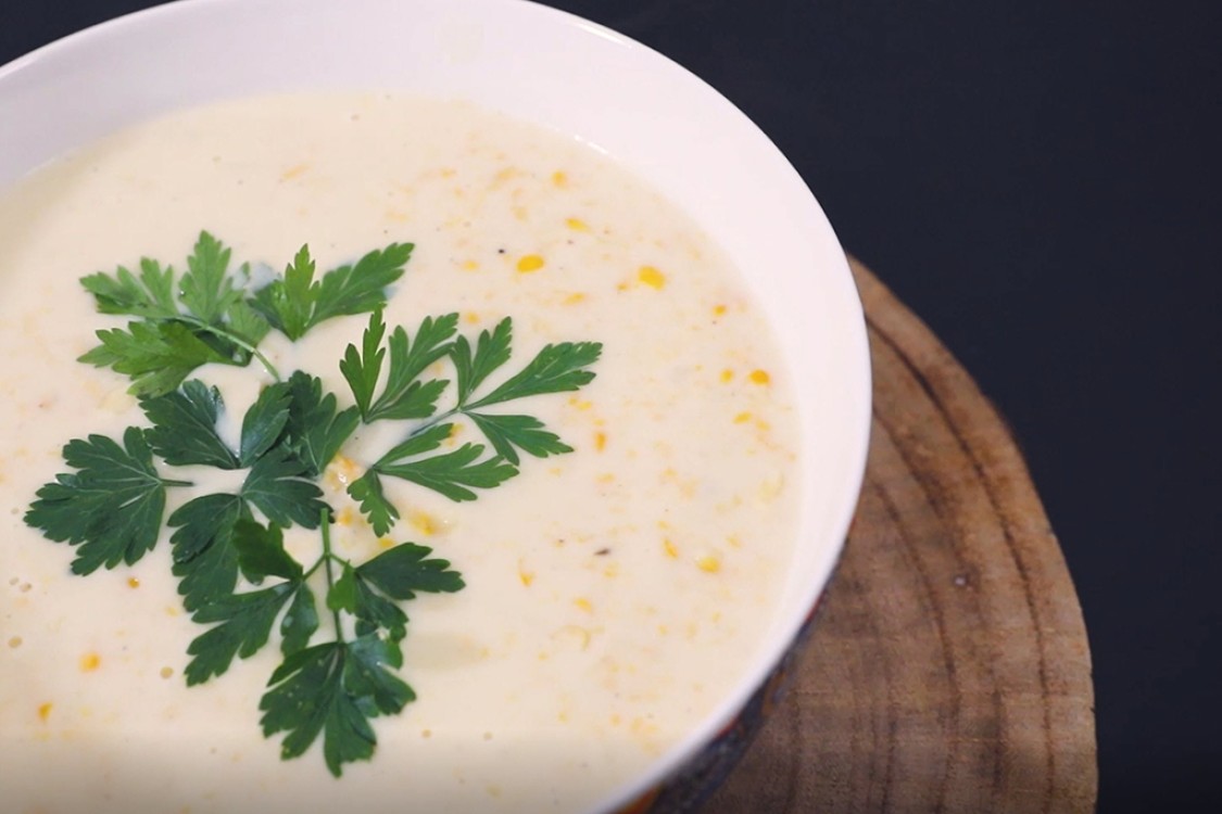 شوربة الذرة بالصوص الأبيض بالفيديو