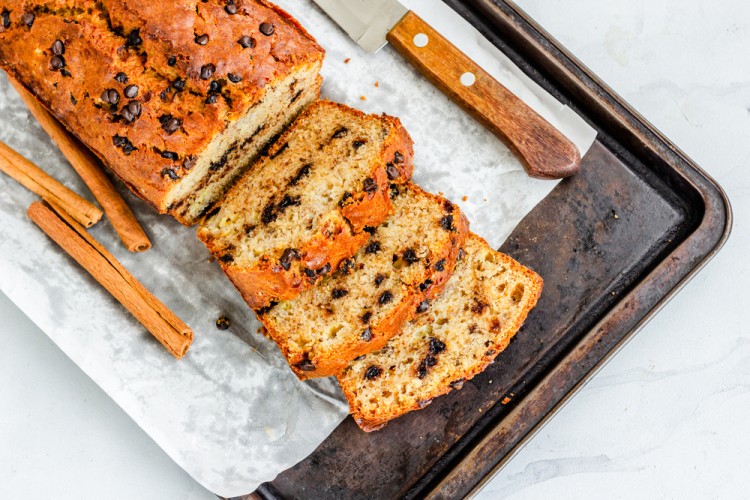 كيك القرفة بحبيبات الشوكولاتة