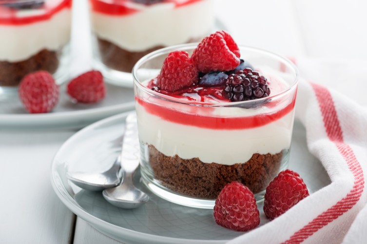 حلى كيك الشوكولاتة بالكريمة والتوت