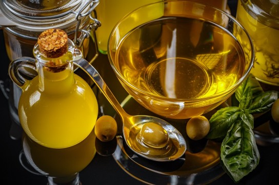 أفضل طرق لتخزين زيت الزيتون للمحافظة عليه