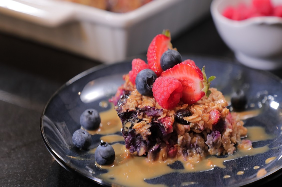 حلى الشوفان الصحي بالتوت والفراولة بالفرن بالفيديو