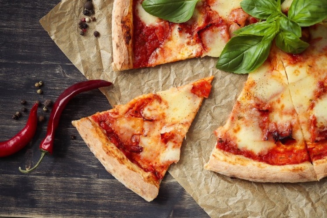 طريقة لجعل عجينة البيتزا مقرمشة