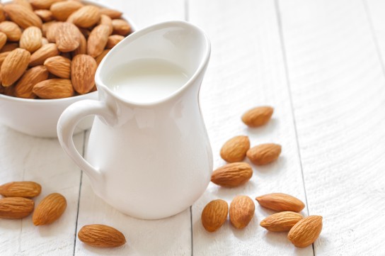 طريقة عمل حليب اللوز
