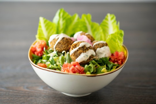 سلطة الفلافل بالطحينة