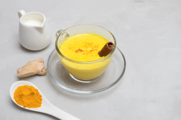 حليب بالزنجبيل والقرفة