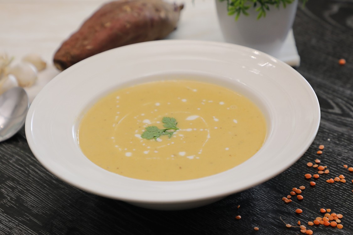 شوربة العدس مع البطاطس الحلوة والكريمة بالفيديو