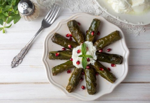 ورق عنب محشي باللبنة والجوز