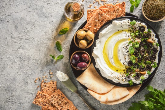 لبنة بالزيتون والأعشاب