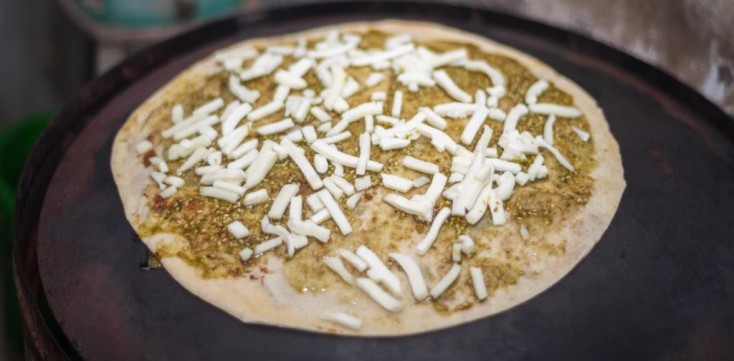 مناقيش الزعتر والجبنة الموزاريلا