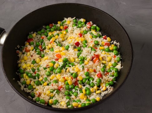 سلطة الأرز بالخضار