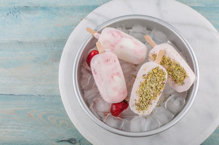 المثلجات بنكهة الزبادي والتوت