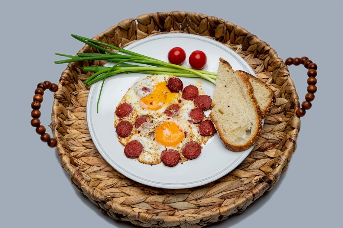 بيض بالسجق على الطريقة التركية بالفيديو