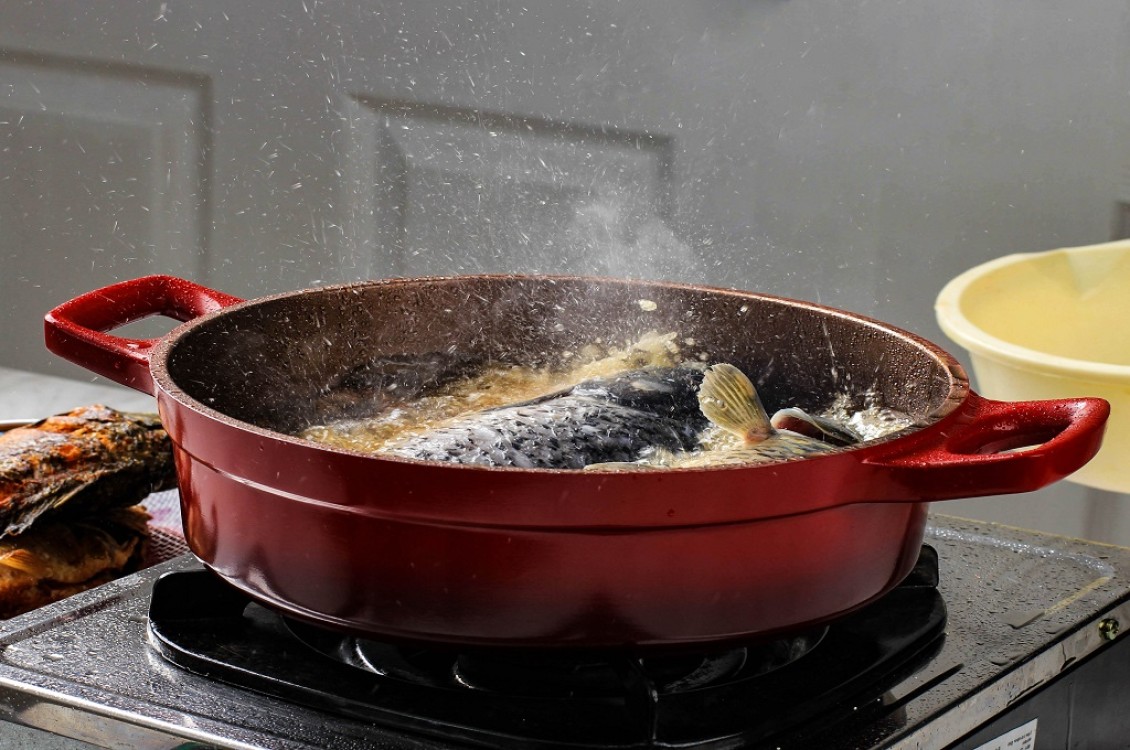 طرق للتخفيف من رائحة السمك عند قليه