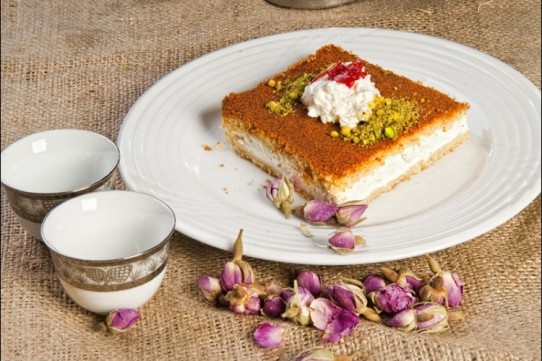 البسبوسة بالقشطة لضيافة رائعة وشهية