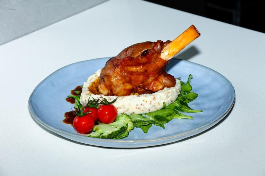 موزة لحم ضأن مع هريس حبوب الخردل والسبانخ الصغيرة