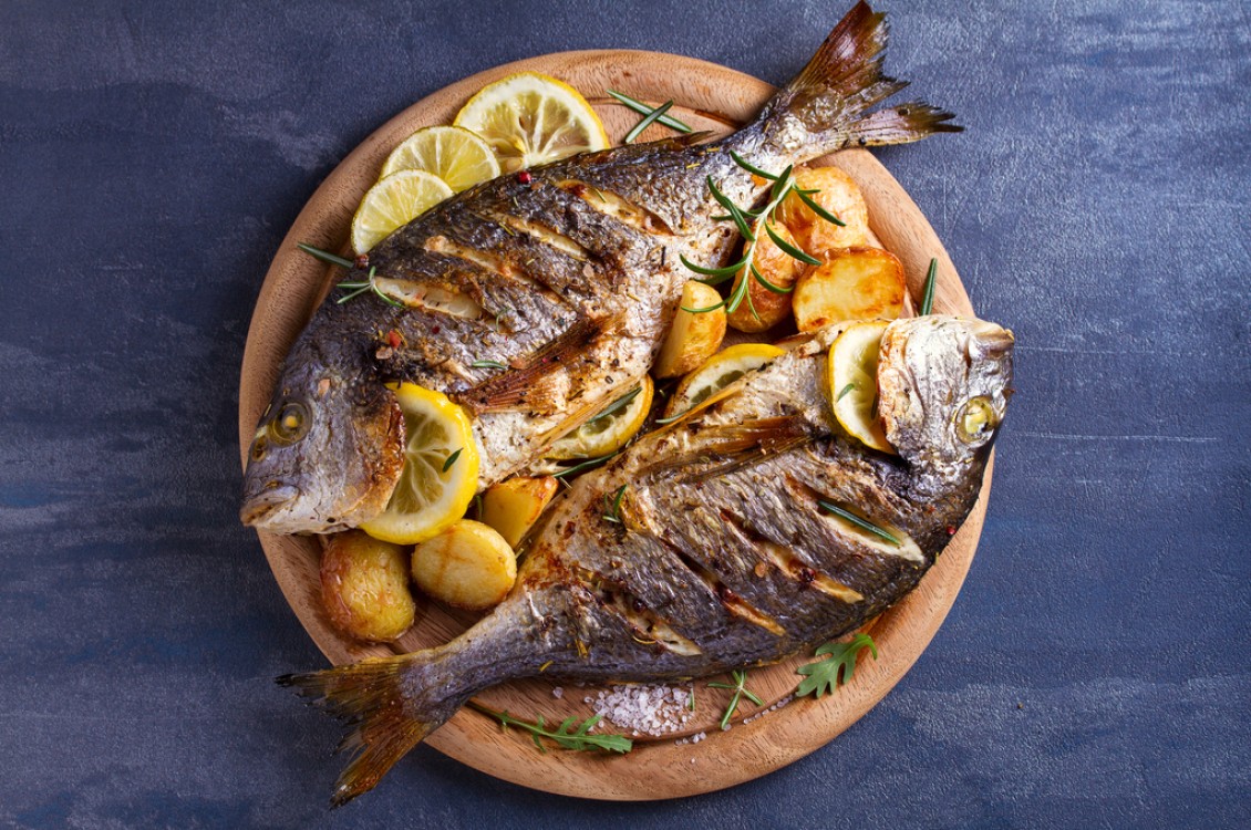 صينية سمك دينيس بالزيت والليمون