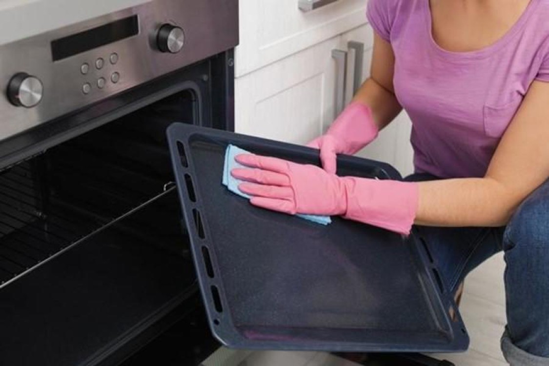 طرق سهلة وسريعة لتنظيف صواني الفرن