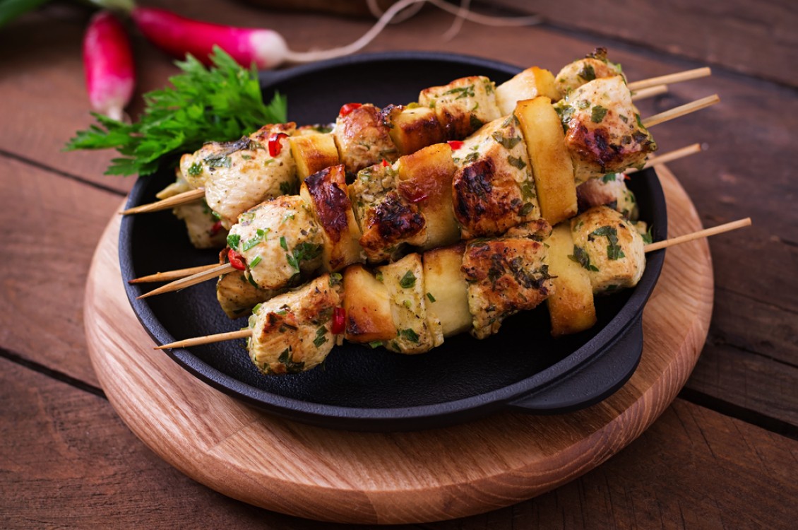 ما هي مدة نقع الأسياخ الخشبية لضمان منع احتراقها من الشوي؟