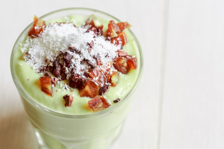 عصير أفوكادو بالحليب والتمر