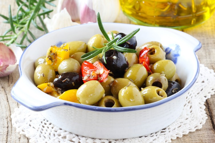 سلطة الزيتون الأخضر