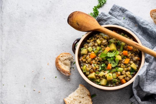 شوربة العدس البني بالخضار للرجيم