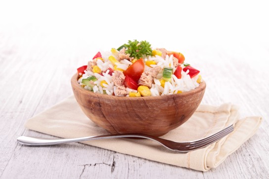سلطة الأرز بالتونة والخضار