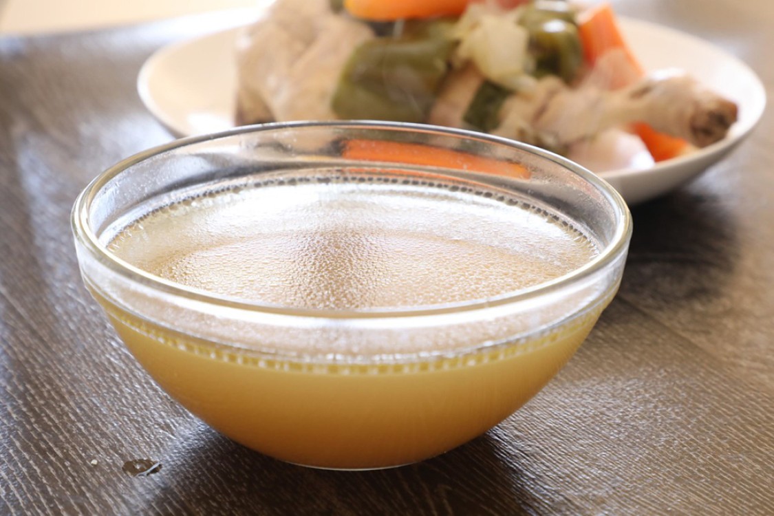 مرق الدجاج المنزلي بالفيديو