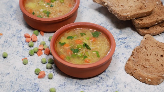 شوربة الشعيرية بالخضار السهلة بالفيديو