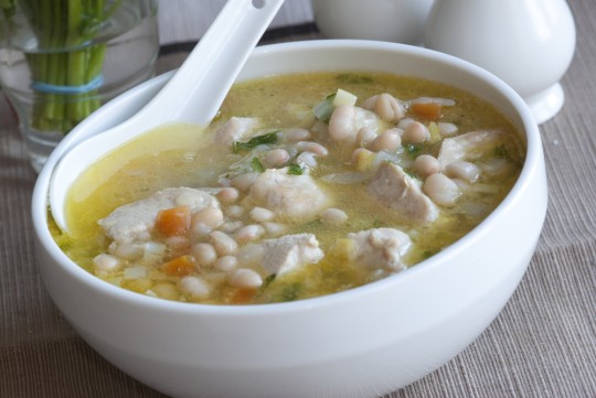 شوربة الدجاج بالفاصوليا البيضاء