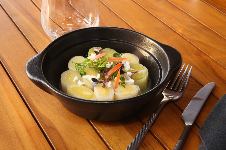 الكرّاث بزيت الزيتون مع الطماطم