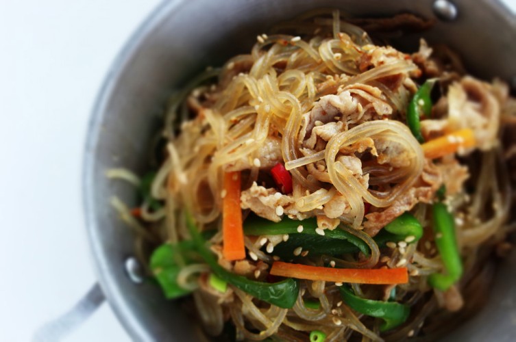 نودلز باللحم بصلصة التيرياكي