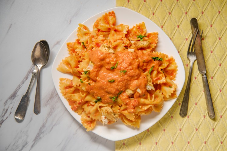 مكرونة بينك صوص بالدجاج