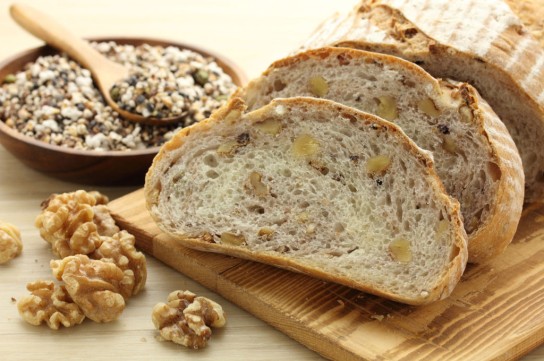 خبز بالجوز والجبن صحي وشهي