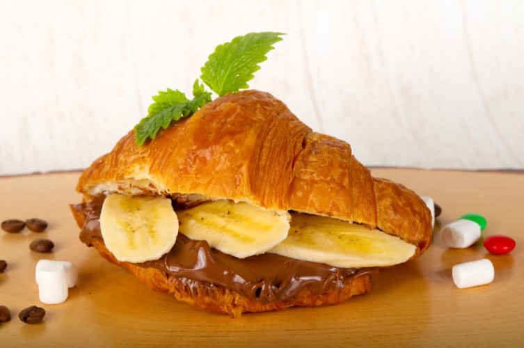 كرواسان محشو بالنوتيلا والموز للفطور