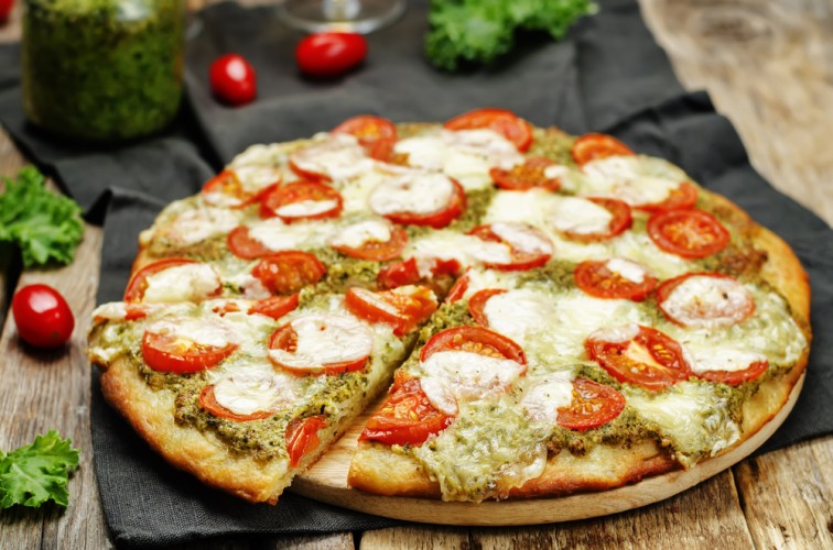 بيتزا بصلصة الريحان والموزريلا