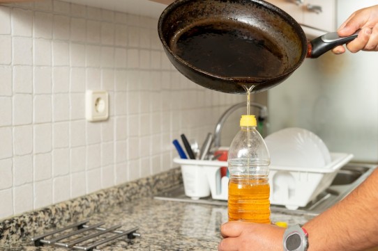 طرق سهلة للتخلص من الزيت دون التسبب بإنسداد المجاري